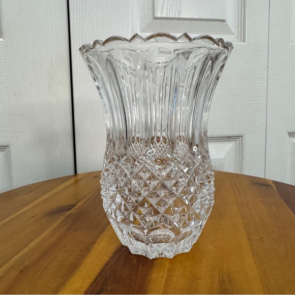 Vintage diamond cut scalloped edge flower vase - Picture 2 of 7